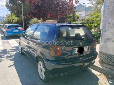 Usado VW Polo 60 CV (44 kW) 1999 Azul Berlina