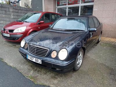 Usado Mercedes E270 Avantgarde 170 CV (125 kW) 2001 Azul Berlina