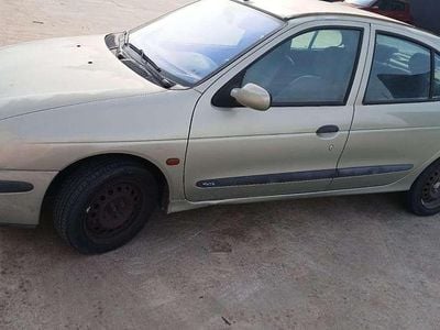Usado Renault Mégane II Authentique 95 CV (69 kW) 2002 Amarillo Utilitario