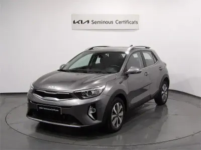 Usado Kia Stonic 100 CV (73 kW) 2025 Gris / plata SUV