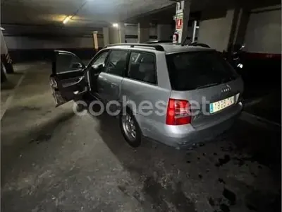 Usado Audi A4 110 CV (80 kW) 1999 Gris / plata Familiar