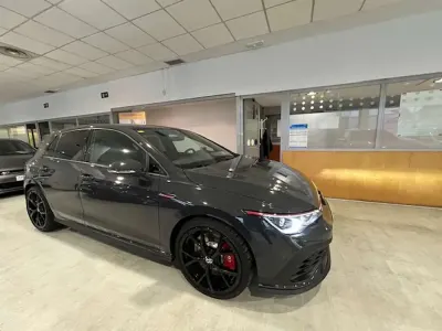 Usado VW Golf VIII GTI 300 CV (220 kW) 2022 Gris Utilitario