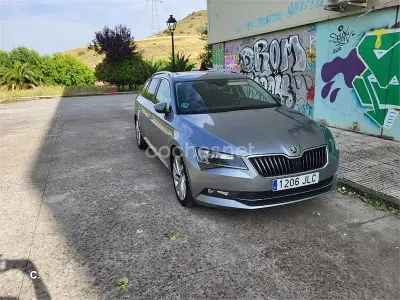 Usado Skoda Superb Style 190 CV (139 kW) 2016 Gris / plata Familiar