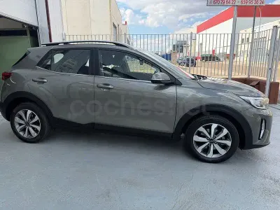 Usado Kia Stonic GT-Line 120 CV (88 kW) 2023 Gris / plata SUV