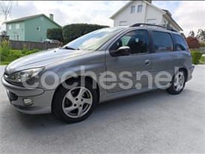 Usado Peugeot 206 90 CV (66 kW) 2002 Gris / plata Familiar