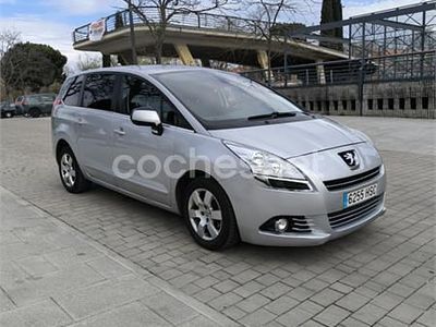 Usado Peugeot 5008 Style 115 CV (84 kW) 2013 Gris / plata Monovolumen