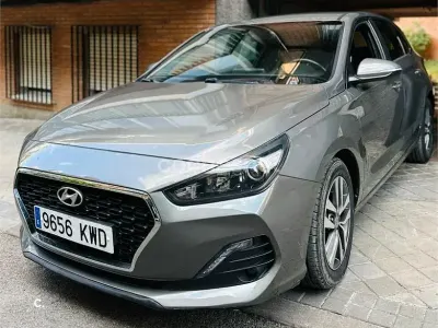Usado Hyundai i30 120 CV (88 kW) 2019 Gris / plata Berlina