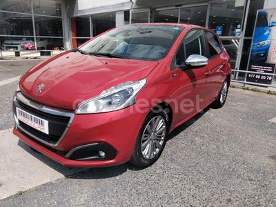 Usado Peugeot 208 Style 82 CV (60 kW) 2017 Granate Utilitario