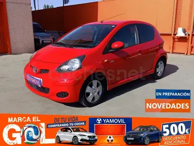 Usado Toyota Aygo 68 CV (50 kW) 2009 Rojo Utilitario