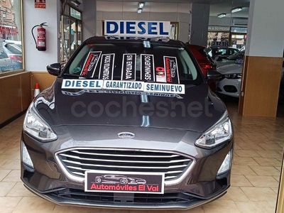 Usado Ford Focus Trend 120 CV (88 kW) 2019 Gris / plata Berlina