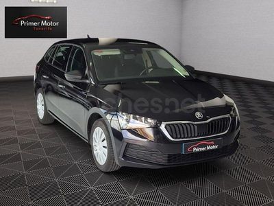 Usado Skoda Scala Active 95 CV (69 kW) 2021 Negro Utilitario