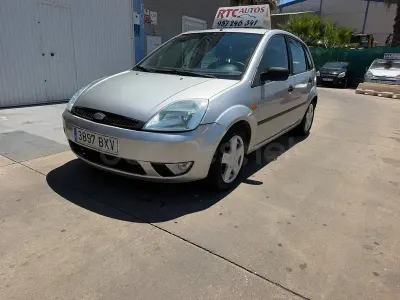 Usado Ford Fiesta Trend 80 CV (58 kW) 2003 Gris / plata Utilitario