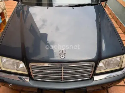 Usado Mercedes C180 Elegance 122 CV (89 kW) 1998 Gris / plata Berlina