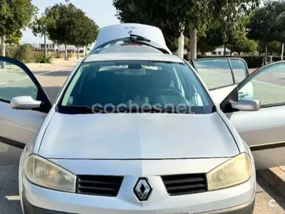 Usado Renault Mégane Authentique 98 CV (72 kW) 2005 Gris / plata Berlina