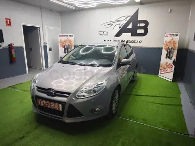Usado Ford Focus Titanium 163 CV (119 kW) 2014 Gris / plata Berlina