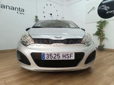 Usado Kia Rio 85 CV (62 kW) 2013 Rojo Berlina