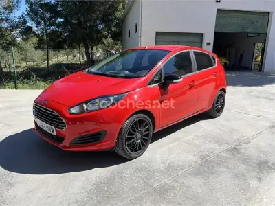 Usado Ford Fiesta Trend 100 CV (73 kW) 2014 Rojo Utilitario