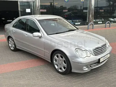 Usado Mercedes C220 Elegance 150 CV (110 kW) 2004 Gris / plata Berlina