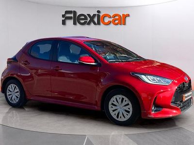 Usado Toyota Yaris Hybrid Active 116 CV (85 kW) 2023 Rojo Utilitario