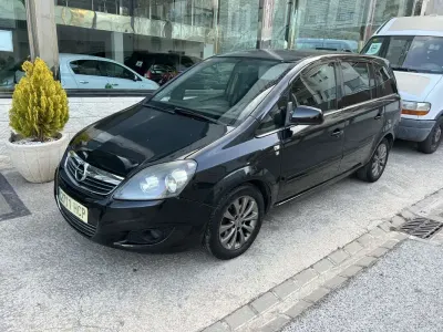 Usado Opel Zafira Enjoy Plus 110 CV (80 kW) 2011 Negro Monovolumen
