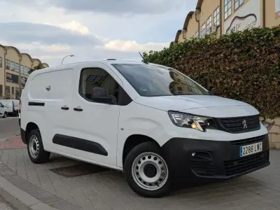 Usado Peugeot Partner Premium 100 CV (73 kW) 2022 Blanco Monovolumen