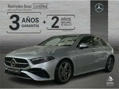 Usado Mercedes A180 AMG line 136 CV (100 kW) 2025 Gris Berlina