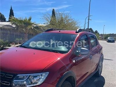 Usado Dacia Sandero Comfort 90 CV (66 kW) 2018 Granate Berlina
