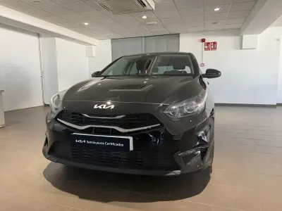 Usado Kia Ceed 100 CV (73 kW) 2024 Negro Utilitario