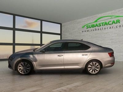 Usado Skoda Superb Style 218 CV (160 kW) 2021 Gris plata metalizado Berlina
