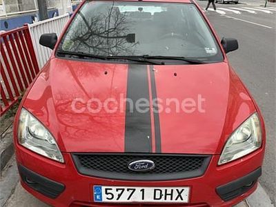 Usado Ford Focus Trend 100 CV (73 kW) 2005 Rojo Berlina