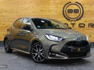 Usado Toyota Yaris Hybrid Plus 116 CV (85 kW) 2021 Gris Berlina