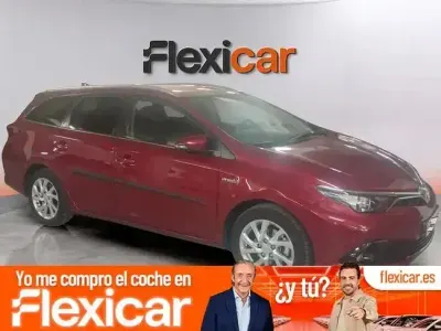 Usado Toyota Auris Hybrid Active 136 CV (100 kW) 2018 Rojo