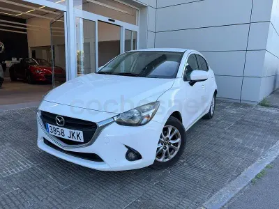 Używany Mazda 2 Style 90 KM (66 kW) 2015 Biały Sedan/Limuzyna