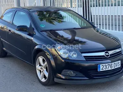 Usado Opel Astra GTC Sport 105 CV (77 kW) 2006 Negro Berlina