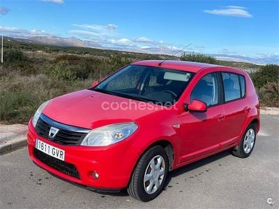 Usado Dacia Sandero Ambiance 75 CV (55 kW) 2010 Rojo Berlina
