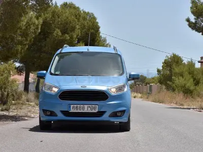 Usado Ford Tourneo Courier Trend 100 CV (73 kW) 2015 Azul Monovolumen