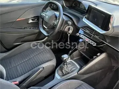 Usado Peugeot 208 Style 100 CV (73 kW) 2021 Gris / plata Utilitario