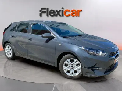 Usado Kia Ceed 136 CV (100 kW) 2023 Gris Utilitario