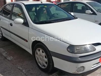 Usado Renault Laguna 110 CV (80 kW) 1999 Blanco Berlina