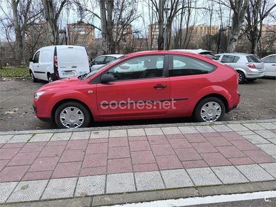 Usado Ford Focus Trend 100 CV (73 kW) 2005 Rojo Berlina