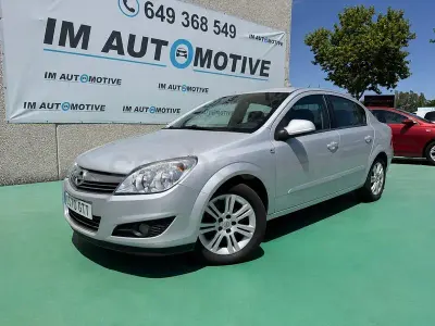 Usado Opel Astra Edition 110 CV (80 kW) 2010 Gris / plata Berlina