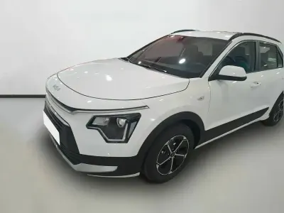 Uusi Kia Niro 129 HP (94 kW) 2025 Valkoinen Katumaasturi