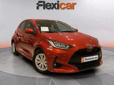 Rojo Usado 2023 Toyota Yaris Hybrid Active Utilitario | 16.490 € (Buen precio)