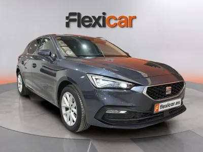 Usado Seat Leon Style 130 CV (95 kW) 2021 Gris Berlina