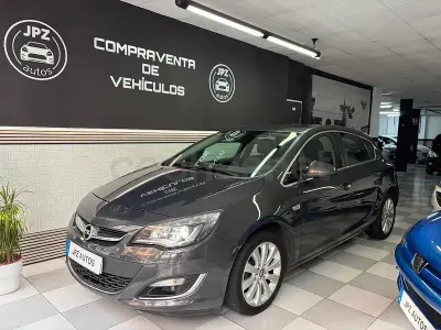 Usado Opel Astra Excellence 130 CV (95 kW) 2013 Gris / plata Berlina