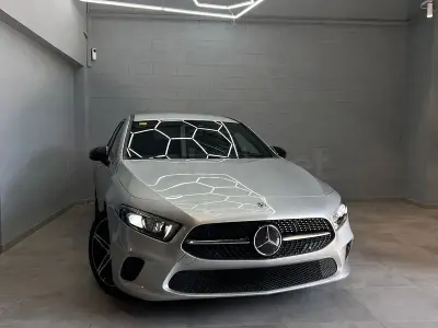 Usado Mercedes A180 116 CV (85 kW) 2020 Gris / plata Berlina