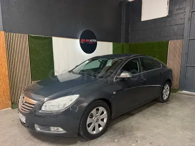 Usado Opel Insignia Selective 130 CV (95 kW) 2013 Gris / plata Berlina