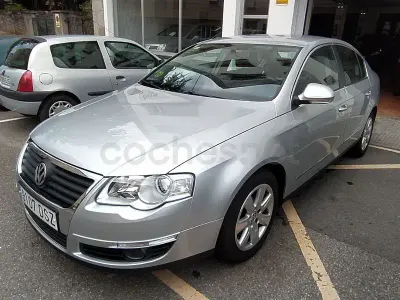 Usado VW Passat Sportline 140 CV (102 kW) 2005 Gris / plata Berlina