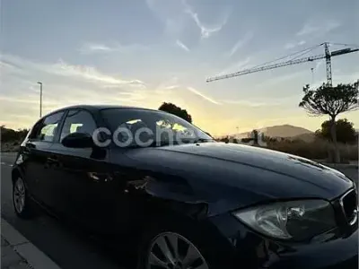 Usado BMW 118 122 CV (89 kW) 2007 Negro Utilitario