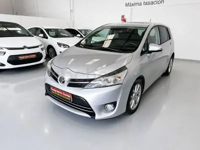 Usado Toyota Verso Comfort 112 CV (82 kW) 2014 Gris / plata Monovolumen
